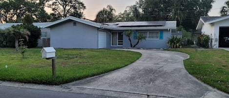 Front of house with driveway 