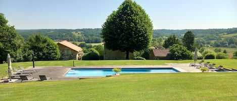 Vue dominante panoramique sur la vallée depuis la grande piscine (15x5)