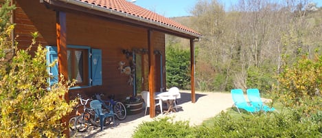 Terrasse privative avec salon de jardin, parasol, transats...