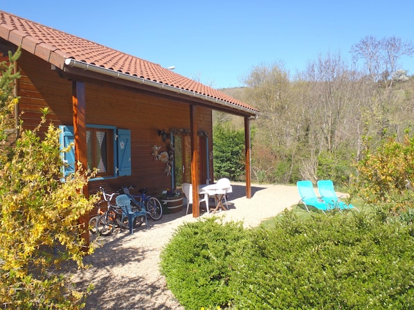 Terrasse privative avec salon de jardin, parasol, transats...