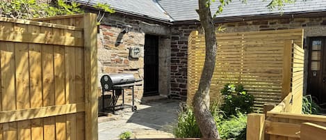 enclosed private garden & hot tub