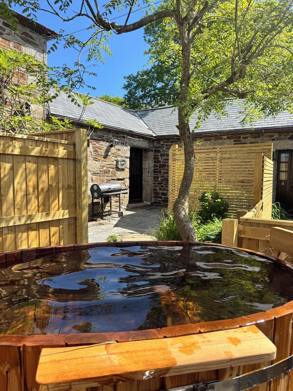 enclosed private garden & hot tub