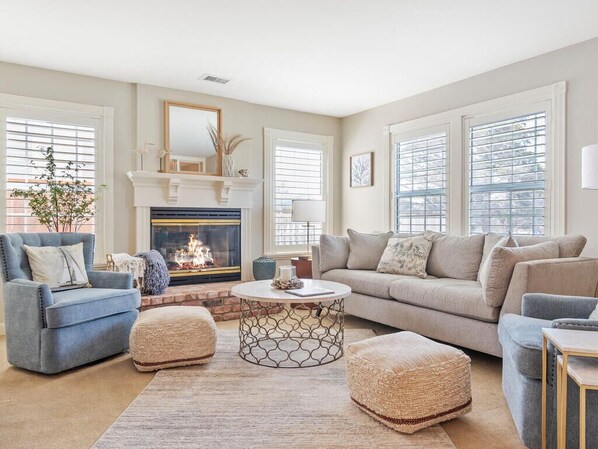 Living room w/ fireplace