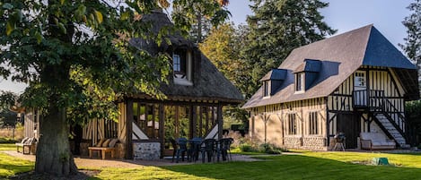 Les Maisons Pommes, la maison chaume à gauche et la maison ardoise à droite.