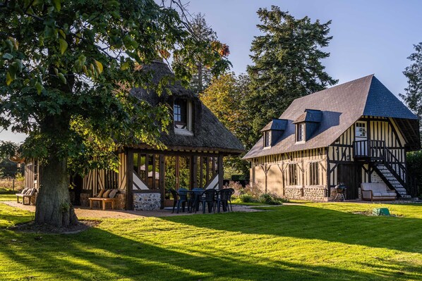 Les Maisons Pommes, la maison chaume à gauche et la maison ardoise à droite.