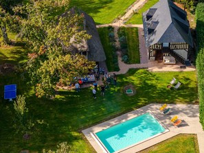 Vue d'ensemble des Maisons Pommes avec la piscine et une partie du jardin 