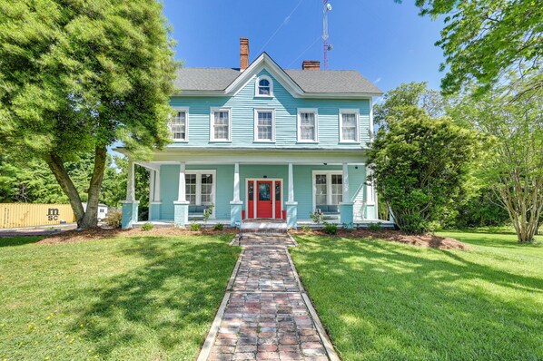 High Point Vacation Rental | 4BR | 2BA | 3,500 Sq Ft | Stairs Required