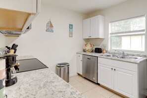 Kitchen | Keyless Entry | Convenient Location | 1 Mi to Downtown Clearwater