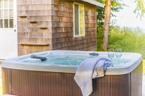 Outdoor spa tub