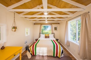 Cozy detached cottage with queen sized bed, and views of the Strait. 