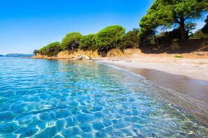 la plage de Favone et ses airs de lagon
accessible à pieds depuis la villa 