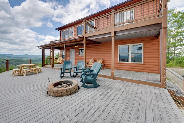 Murphy Vacation Rental | 3BR | 3BA | 1,700 Sq Ft | 4 Steps Required