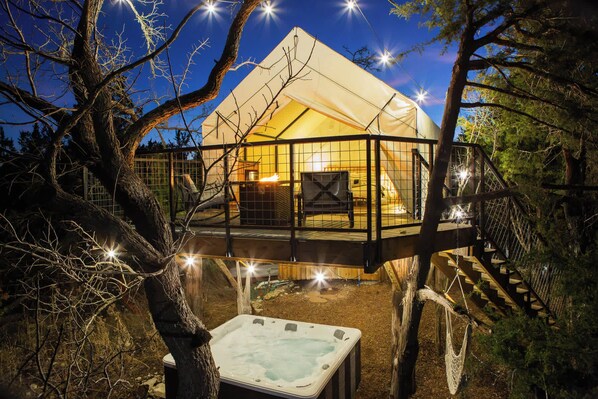 Outdoor spa tub