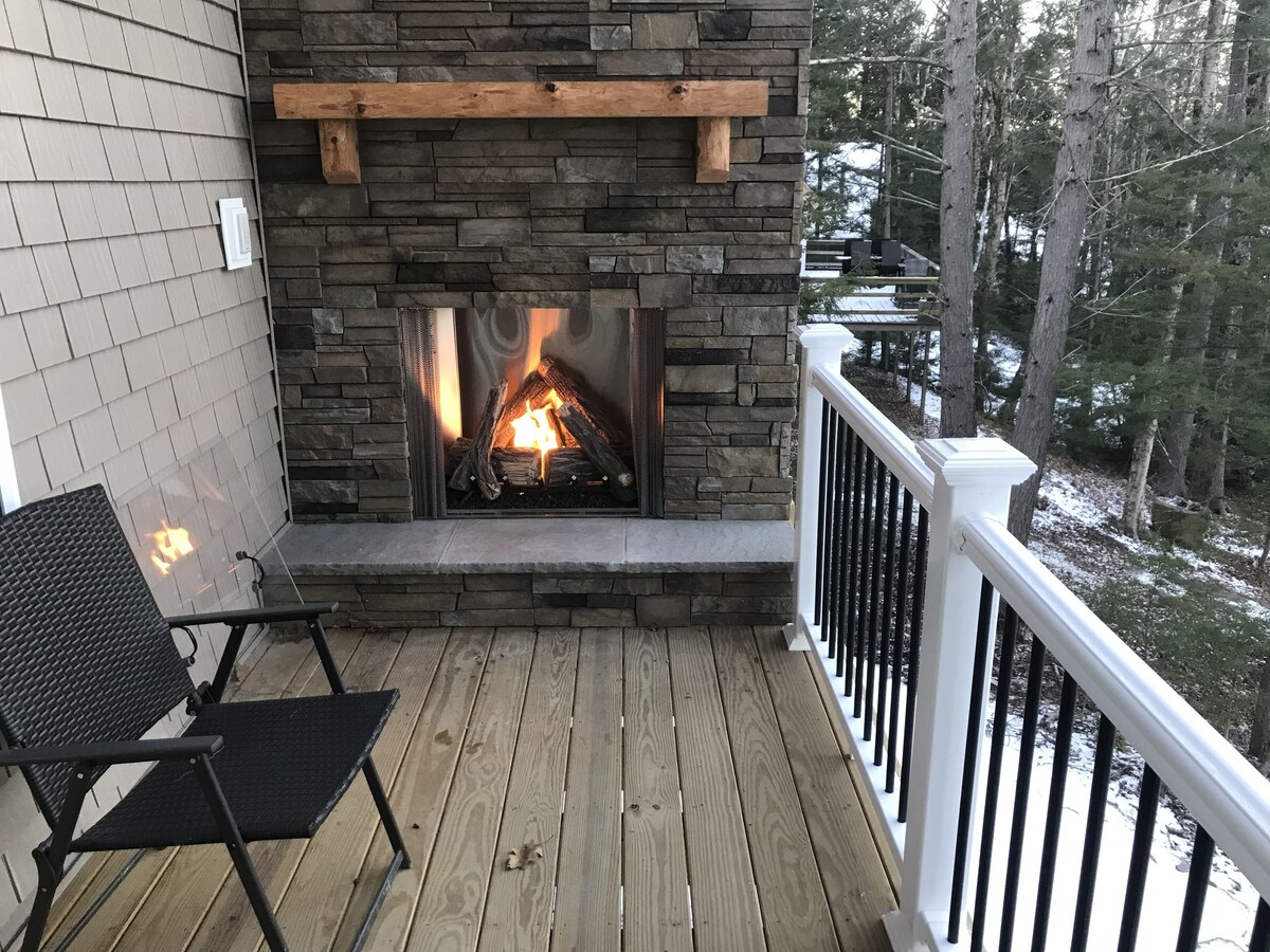 Beautiful Lakeside Chalet in the White Mountains. Newly Constructed, 2023.