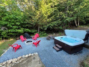 New in 2024, Outdoor fire pit area and 7-Person Jacuzzi Hot Tub