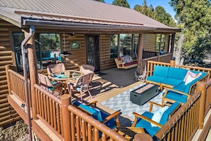 THIS DECK IS HUGE!! UPDATED DECK with seating for whole family 