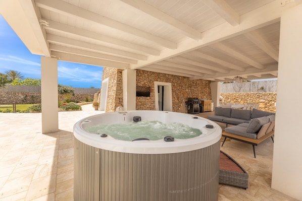 Outdoor spa tub