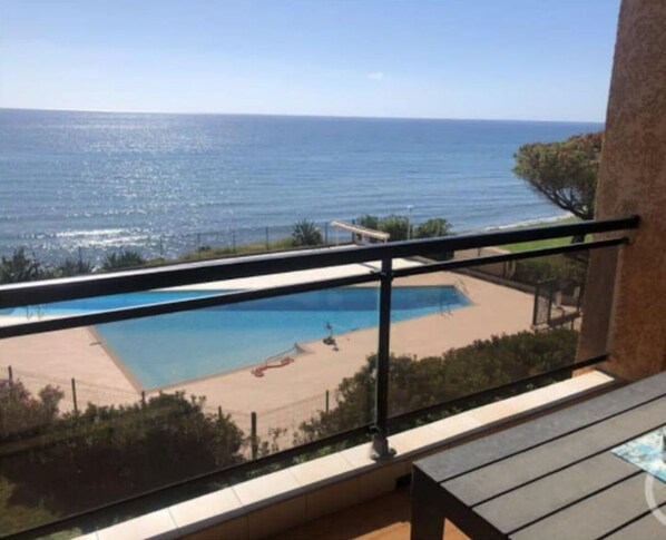 Vue imprenable sur la mer et la piscine depuis la terrasse.