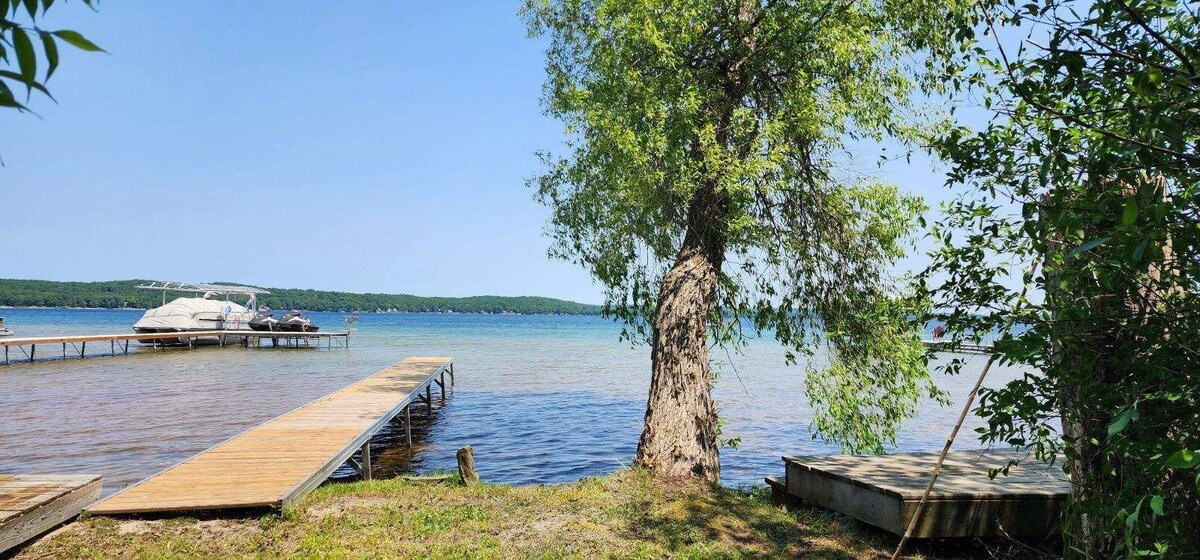 Arbor Lodge Lakehouse: Wooded Lodge with private beach access and dock on Big Platte Lake