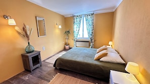 Chambre 1
Lit deux places en 160 et un grand lit une place