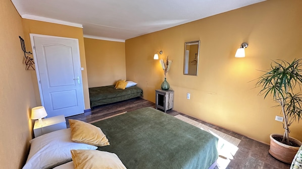Chambre 1
Lit deux places en 160 et un grand lit une place