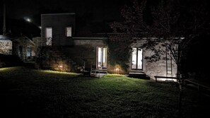 Vista noturna da propriedade