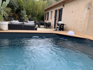 terrasse arrière avec piscine