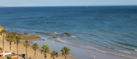 Distância de uma caminhada para chegar à praia dos Olhos de Água 50m.

