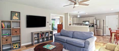 Living room with open floor plan & smart TV 55"