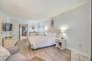 Living Room | Queen Bed | Linens Provided