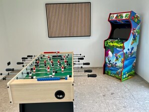 Pièce jeux, baby foot, borne Arcade, fléchettes, au fond du jardin