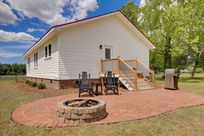 Back Patio | Fire Pit | Gas Grill | Countryside Setting