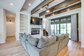 Living Room | Smart TV | Fireplace | Central Heating & A/C
