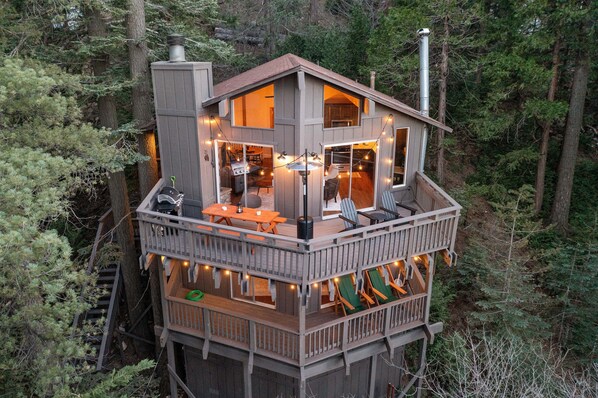 Oakmont Treehouse sits on hill side with lots of tall trees around