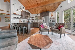 Open concept living room/kitchen