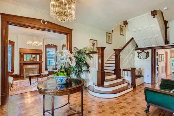 The Junius Palace - a SkyRun Central Dallas Property - Entry way