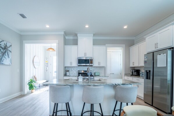 Kitchen: Stylish space with modern appliances and stunning granite island for memorable meals!
