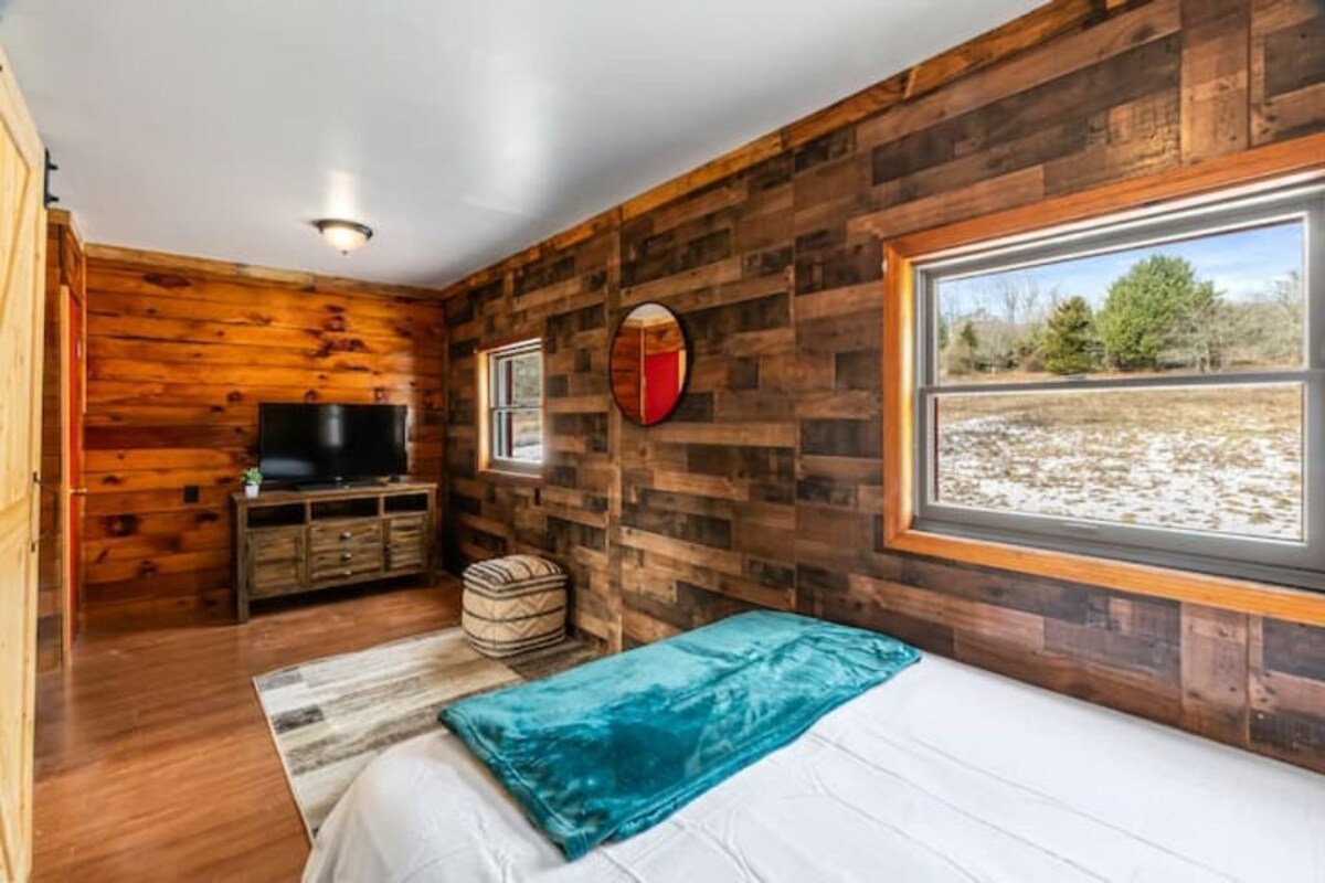 Cozy Cabin in The Catskills W/Wi-Fi, HDTV, Firepit