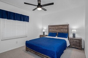 Bedroom 5(Queen Bed)