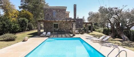 1. Casa Mai (up to 10-12 guests) with private swimming pool