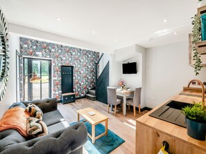 Outdoor area | The Hive - Fieldhouse Farm Cottages, Skirlaugh