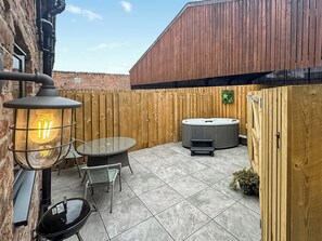 Hot tub | The Hive - Fieldhouse Farm Cottages, Skirlaugh