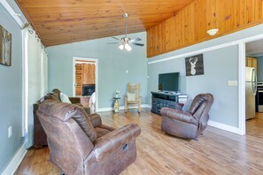 Living Room | Sleeper Sofa | Smart TV w/ Cable | Central A/C | Electric Heat