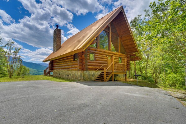 Gatlinburg Vacation Rental | Studio | 1BA | 950 Sq Ft | Stairs Required
