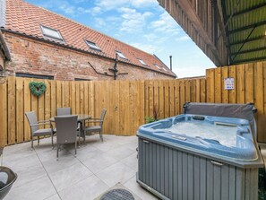 Patio | The Roost - Fieldhouse Farm Cottages, Skirlaugh