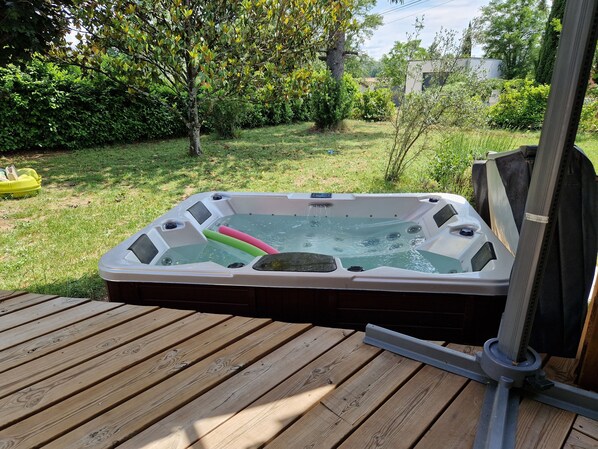 Bain à remous extérieur
