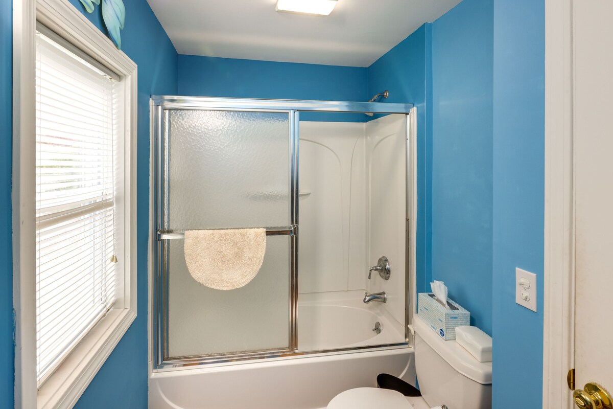 Charming Old Saybrook Home: Half-Mi to Sand & Sea!