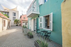 Vista frontal de la propiedad