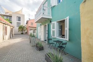 Vista frontal de la propiedad