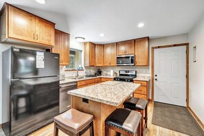 Fully equipped kitchen. Plenty of knives, utensils and cooking tools. 